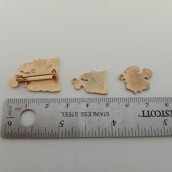 Vintage Snoopy pin and two charms - Picture 3 of 5